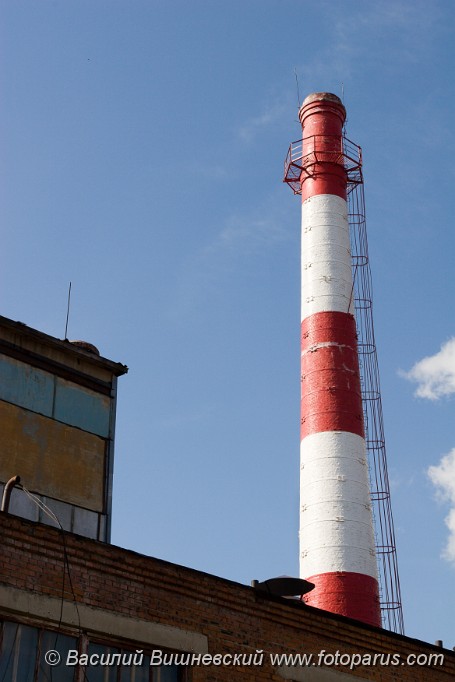2008_0815Cold1056.jpg - Труба котельной на фоне голубого неба. Pipe of a boiler-house against the blue sky