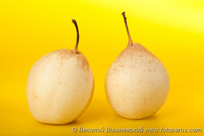 2010_0202Fruit1522.jpg - Фрукты сфотографированные на желтом фоне. Fruit photographed on a yellow background with a gradient.